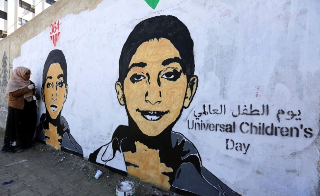 Yemenli sanatçı savaş kurbanlarını duvarlara resmediyor