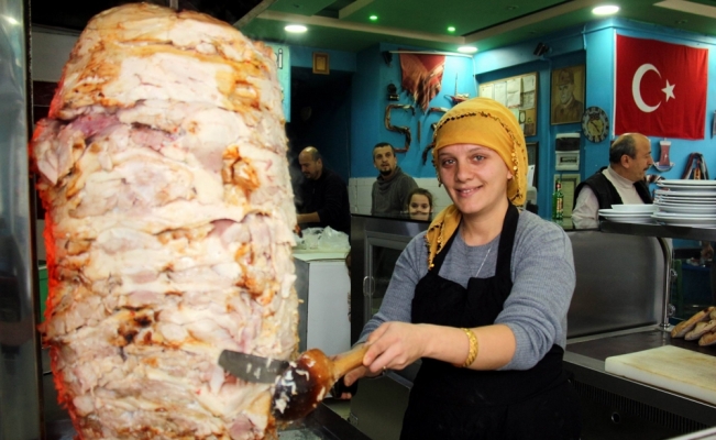 "Yeter usta" döner kesip, pide ve lahmacun yapıyor