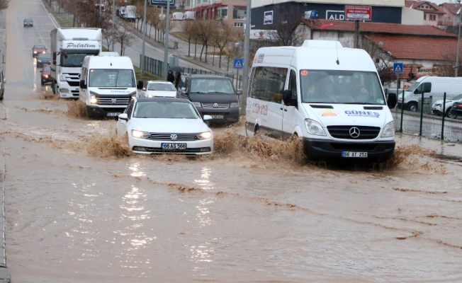 Yollar göle döndü: Sürücüler zor anlar yaşadı