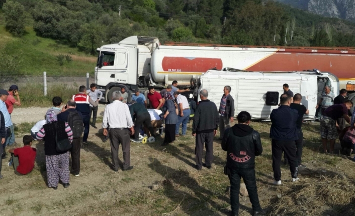 Akaryakıt tankeriyle öğrenci servisi çarpıştı: 16 yaralı