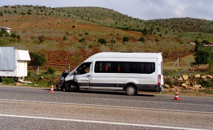 Ambulans ile minibüs çarpıştı: 6 yaralı
