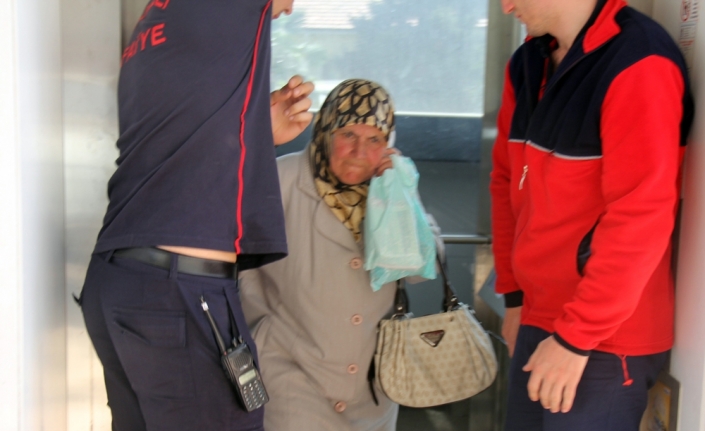 Asansörde mahsur kalan yaşlı kadını itfaiye kurtardı