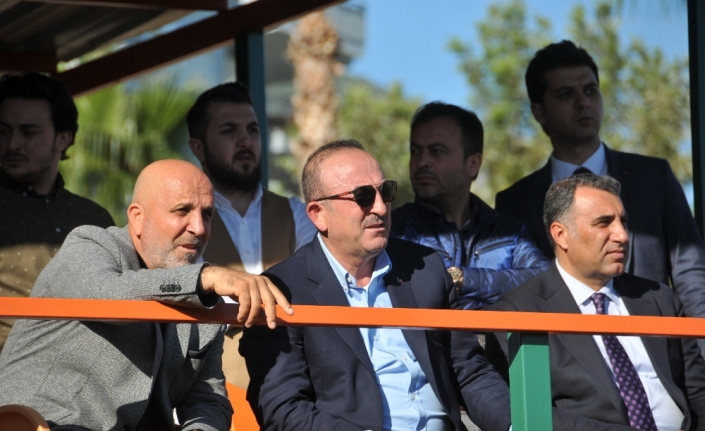 Bakan Çavuşoğlu’ndan Alanyaspor’a ziyaret