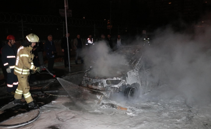 Bakırköy’de ticari taksi alev alev yandı