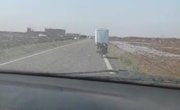 Çamaşır makinesini motosikletle taşıdı