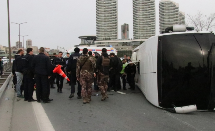 Çevik kuvvet midibüsü devrildi: 5 polis yaralı