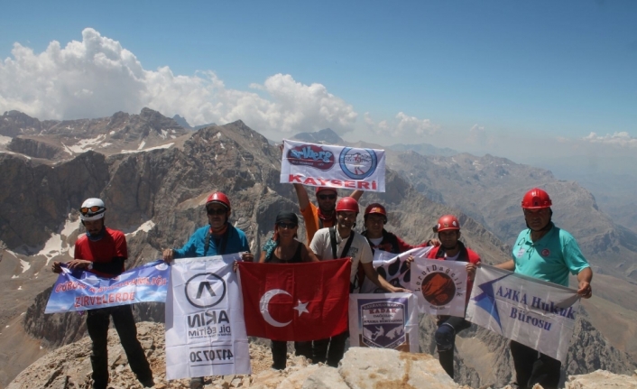Dağcılar Türk bayrağını yeniden zirveye dikti