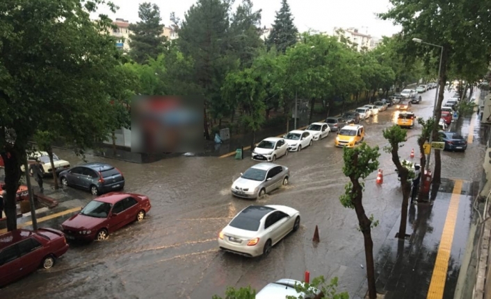 Diyarbakır’da cadde ve sokaklar sular altında kaldı