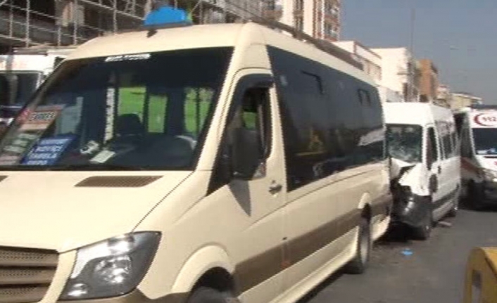 Esenyurt’ta yolcu minibüsü kaza yaptı: 1’i ağır 5 yaralı