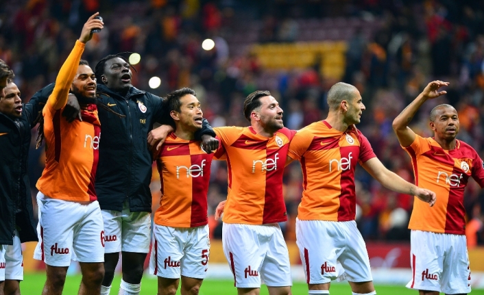 Galatasaray galibiyeti taraftarıyla kutladı