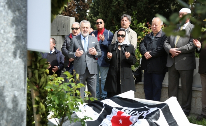 Hakkı Yeten kabri başında anıldı