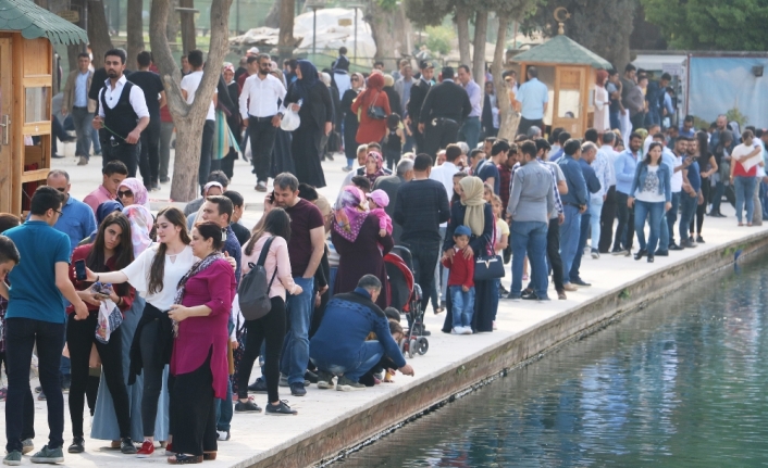 Havalar ısınınca vatandaşlar soluğu Balıklıgöl’de aldı