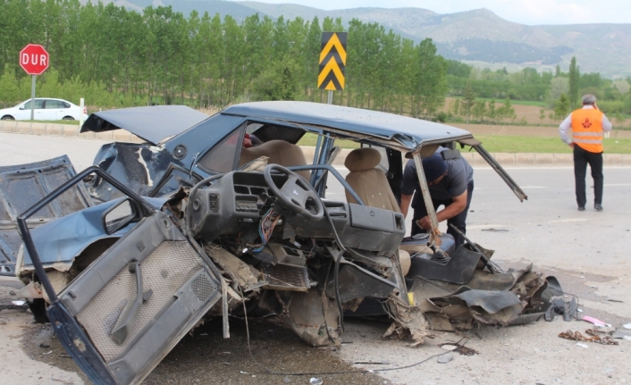 İkiye bölünen otomobilin sürücüsü ağır yaralandı