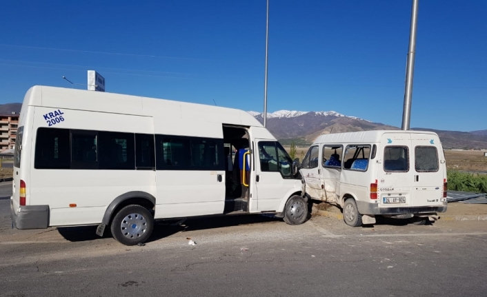 İşçi taşıyan minibüsler çarpıştı: 8 yaralı