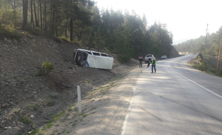 İşçileri taşıyan minibüs devrildi: 10 yaralı