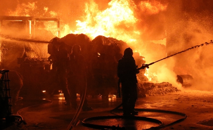 İstanbul’da izolasyon fabrikasında yangın