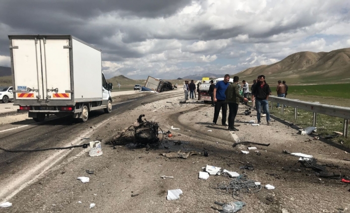 Kamyonet ile tır çarpıştı: 2 ölü, 1 yaralı
