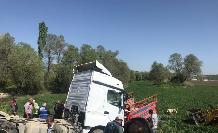 Kamyonetle tır kafa kafaya çarpıştı: 1 ölü, 4 yaralı