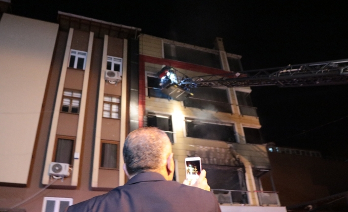 Kartal’da feci yangın: Camlardan atladılar