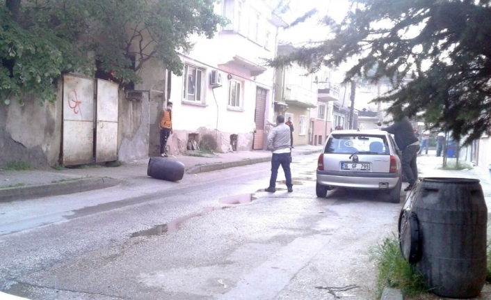 Kayınvalidesi ve kayınpederini yaraladı, evi ateşe verdi