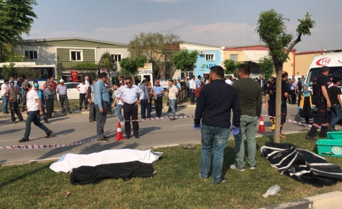 Manisa’da otomobil işçilere çarptı: 3 ölü