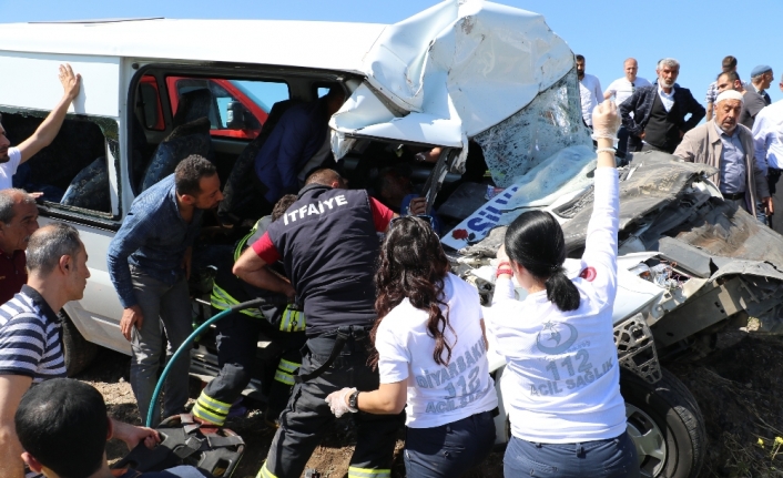 Minibüsle hafif ticari araç çarpıştı: 1 ölü, 13 yaralı