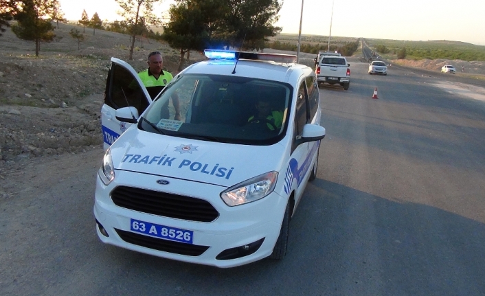 Motosikletler tıra çarptı: 1 ölü, 3 yaralı