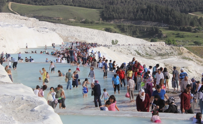 Pamukkale’de ’ücretsiz ziyaret’ yoğunluğu