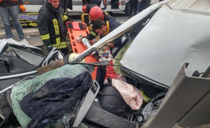 Protokol eşlerini taşıyan minibüs kaza yaptı: 1 ölü, 10 yaralı