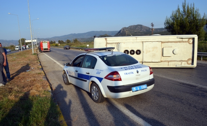 Servis minibüsü ile otomobil çarpıştı: 25 yaralı