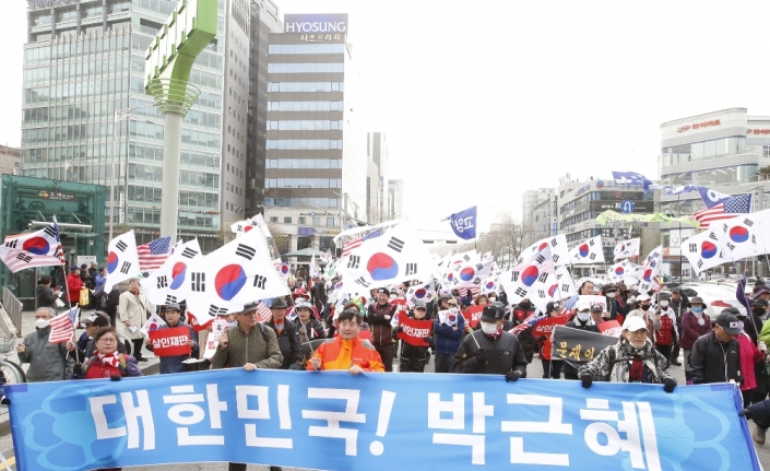 Seul’de Güney Kore eski devlet başkanına destek protestosu