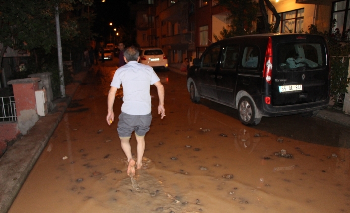 Su borusu patladı, mahalleli deprem sandı