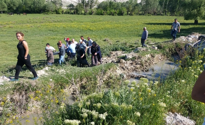 Taklalar atan araç hurdaya döndü: 5 yaralı