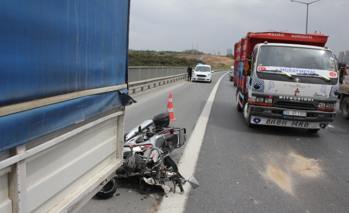 TEM’de motosikletli kamyonete çarptı : 1 ölü