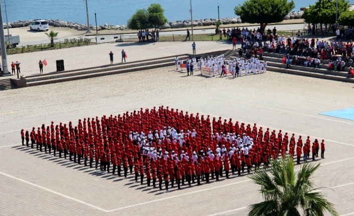 600 öğrenciden Türk bayrağı koreografisi