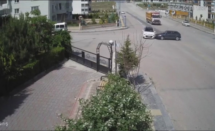 Ankara’da 2 aracın kafa kafaya çarpışma anı kamerada