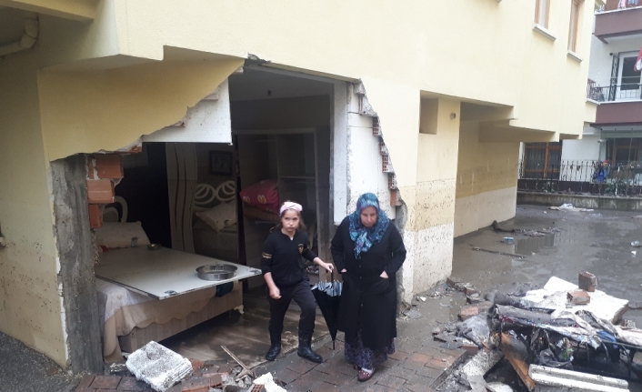 Ankara’da sağanak bir evin duvarını yıktı