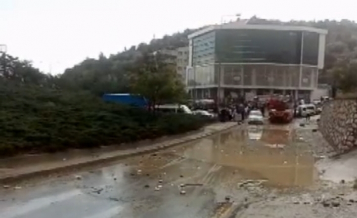 Ankara’da sel arabaları sürükledi