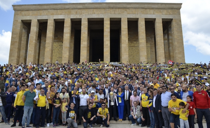 Ankaragücü kupasını Anıtkabir’e götürdü