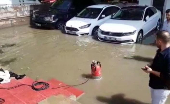 Başkent’te sağanak su baskınlarına neden oldu