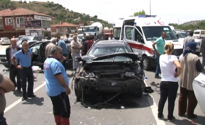 Başkent’te zincirleme trafik kazası: 3’ü polis 4 yaralı