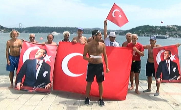 Boğaz’ın serin sularına atlayıp Türk Bayrağı açtılar