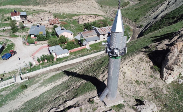 Cami köyde, minaresi tepede