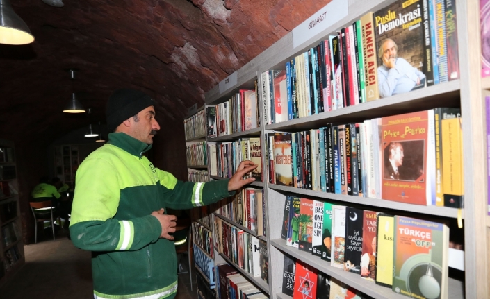 Çöpe atılan kitaplardan 15 bin kitaplık kütüphane kurdular
