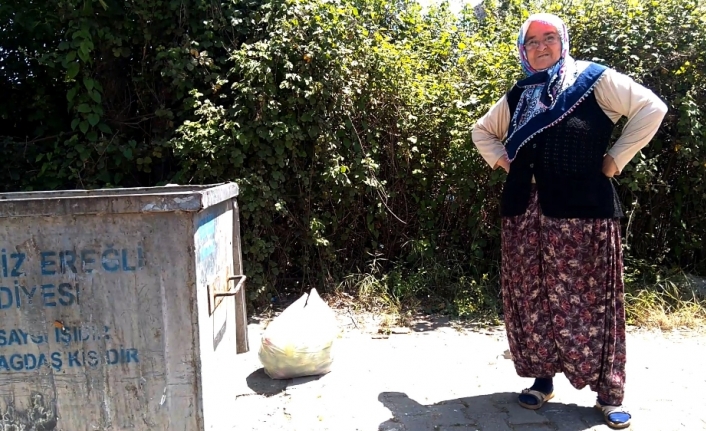 Çöpten torunu için dolmalık biber topladı