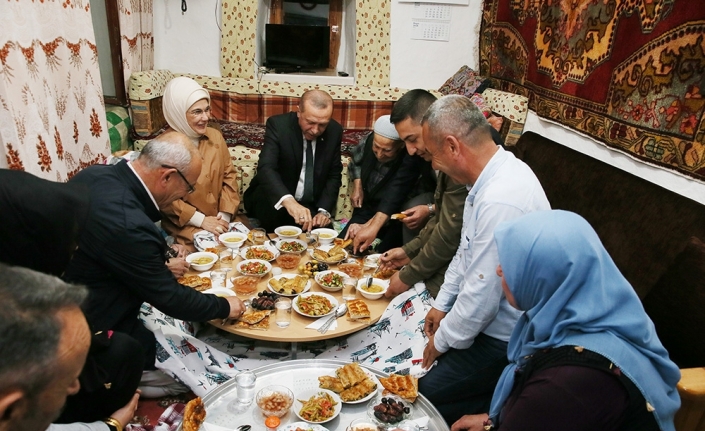 Cumhurbaşkanı Erdoğan, bir ailenin iftar sofrasına konuk oldu