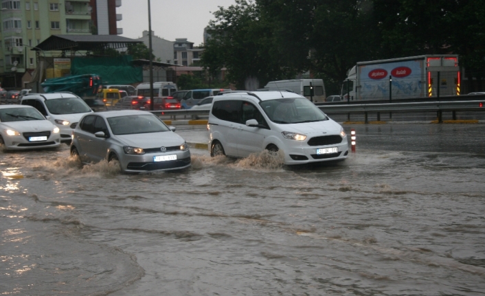 Ev ve caddeleri su bastı