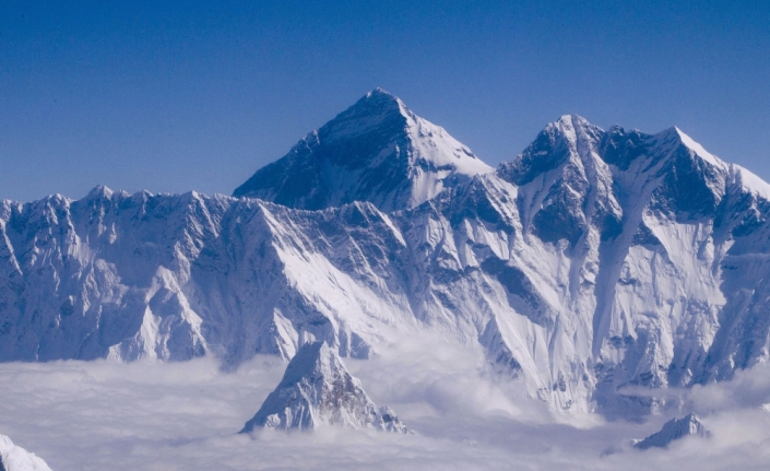 Everest’te tırmanan 2 dağcı öldü