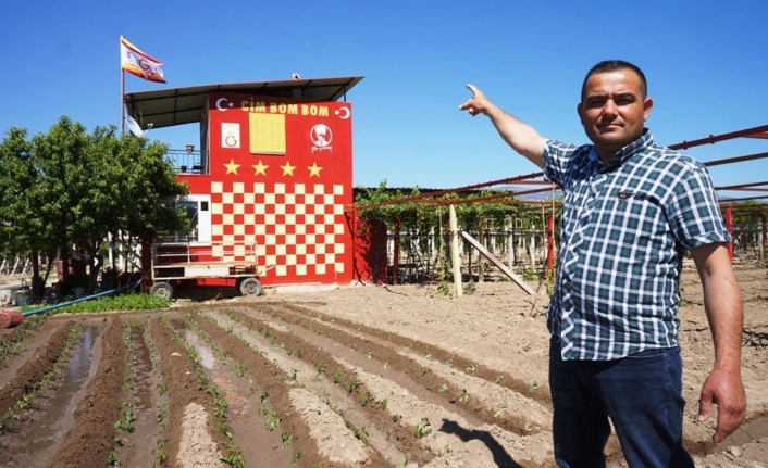 Fanatik taraftar evini sarı kırmızı boyadı