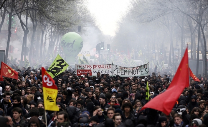 Fransa’da kamu çalışanları 3. kez greve gidiyor